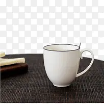 桌子上的杯子-空若网 桌子上的杯子-空若网