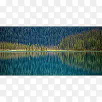 黄树绿树的湖水倒影-空若网 黄树绿树的湖水倒影-空若网