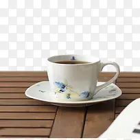 木桌上的杯子-空若网 木桌上的杯子-空若网
