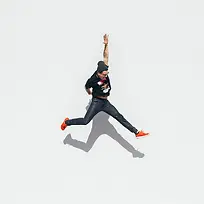 跳跃的人创意摄影-空若网 跳跃的人创意摄影-空若网