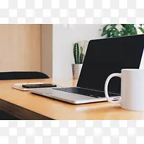 工作台笔记本电脑水杯绿植-空若网 工作台笔记本电脑水杯绿植-空若网