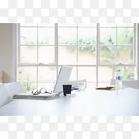 白色笔记本电脑眼镜工作台-空若网 白色笔记本电脑眼镜工作台-空若网
