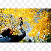 黄色枫叶有爱父女-空若网 黄色枫叶有爱父女-空若网