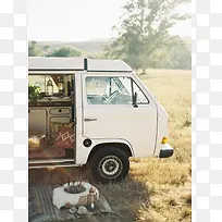 白色房车海报背景-空若网 白色房车海报背景-空若网