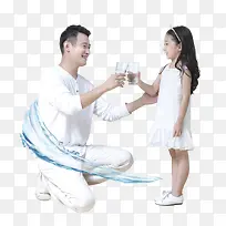 父女喝水-空若网 父女喝水-空若网