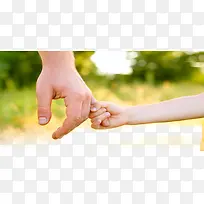 高清摄影小手紧紧牵着大手-空若网 高清摄影小手紧紧牵着大手-空若网