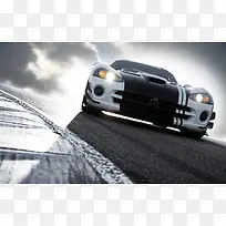 白色仰视汽车造型-空若网 白色仰视汽车造型-空若网