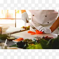 厨师带着丁腈手套在切菜-空若网 厨师带着丁腈手套在切菜-空若网