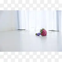 白色地板上的玫瑰花束海报背景-空若网 白色地板上的玫瑰花束海报背景-空若网