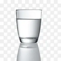 一只装有热水的玻璃杯-空若网 一只装有热水的玻璃杯-空若网