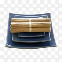 方形盘子上的细面条-空若网 方形盘子上的细面条-空若网