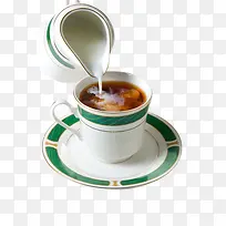 往杯子里倒奶茶-空若网 往杯子里倒奶茶-空若网