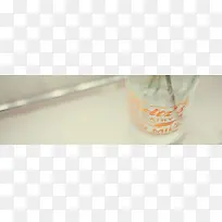 简约杯子特写海报背景-空若网 简约杯子特写海报背景-空若网