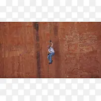橙色峭壁攀岩的人-空若网 橙色峭壁攀岩的人-空若网