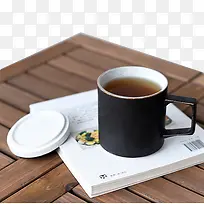 桌子上的黑色杯子-空若网 桌子上的黑色杯子-空若网