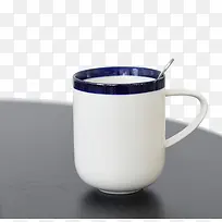 桌子上的黑白杯子-空若网 桌子上的黑白杯子-空若网