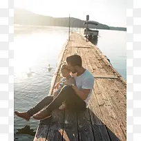 高清摄影海边两父子-空若网 高清摄影海边两父子-空若网