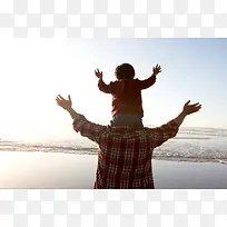 高清摄影实物拍摄两父子看海-空若网 高清摄影实物拍摄两父子看海-空若网