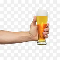 手拿啤酒杯-空若网 手拿啤酒杯-空若网