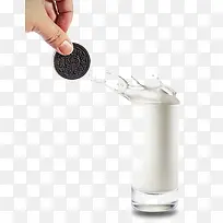 手拿奥利奥牛奶广告创意图-空若网 手拿奥利奥牛奶广告创意图-空若网