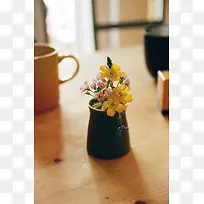 唯美的四叶草盆栽与杯子-空若网 唯美的四叶草盆栽与杯子-空若网