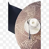 咖啡馆内焦糖玛其朵-空若网 咖啡馆内焦糖玛其朵-空若网