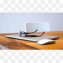 笔记本电脑上的眼睛海报背景-空若网 笔记本电脑上的眼睛海报背景-空若网