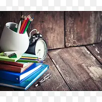 木板上的闹表与书本-空若网 木板上的闹表与书本-空若网