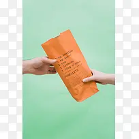 交递的橙色纸袋海报背景-空若网 交递的橙色纸袋海报背景-空若网