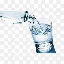 往杯子中倒水-空若网 往杯子中倒水-空若网