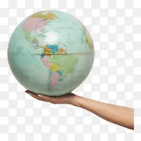 手拿蓝色地球仪-空若网 手拿蓝色地球仪-空若网
