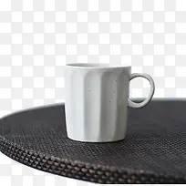 桌子上的白色杯子-空若网 桌子上的白色杯子-空若网