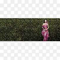 白色小碎花上的美女-空若网 白色小碎花上的美女-空若网