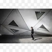 不规则立体三角形与男人-空若网 不规则立体三角形与男人-空若网