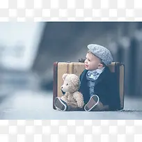 高清摄影拿行李箱的小男孩-空若网 高清摄影拿行李箱的小男孩-空若网