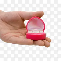 一男子拿着戒指求婚-空若网 一男子拿着戒指求婚-空若网